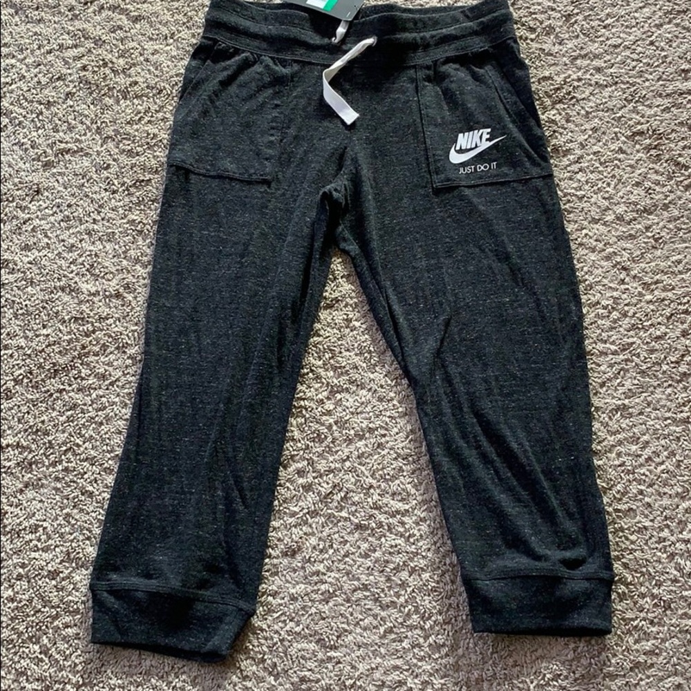 Nike Girls’ Vintage slim fit crop pants size XL